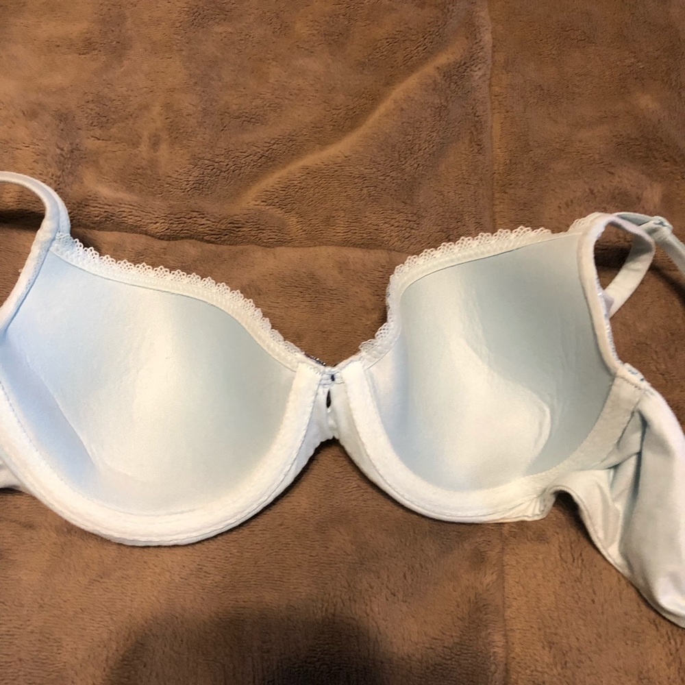 Victoria’s Secret Body by Victoria lined demi 36A - Picture 2 of 3